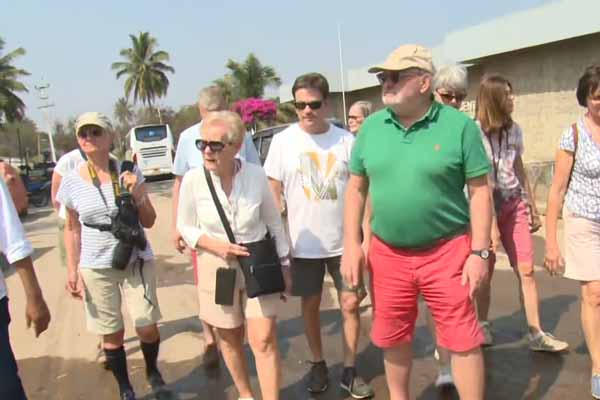 ಲಕ್ಕುಂಡಿಯ ಉತ್ಖನನ ಜಾಗಕ್ಕೆ ಫ್ರಾನ್ಸ್ ಪ್ರವಾಸಿಗರ ದಂಡು: ಪ್ರಜ್ವಲ್ ಪ್ರಾಮಾಣಿಕತೆಗೆ ಫಿದಾ!